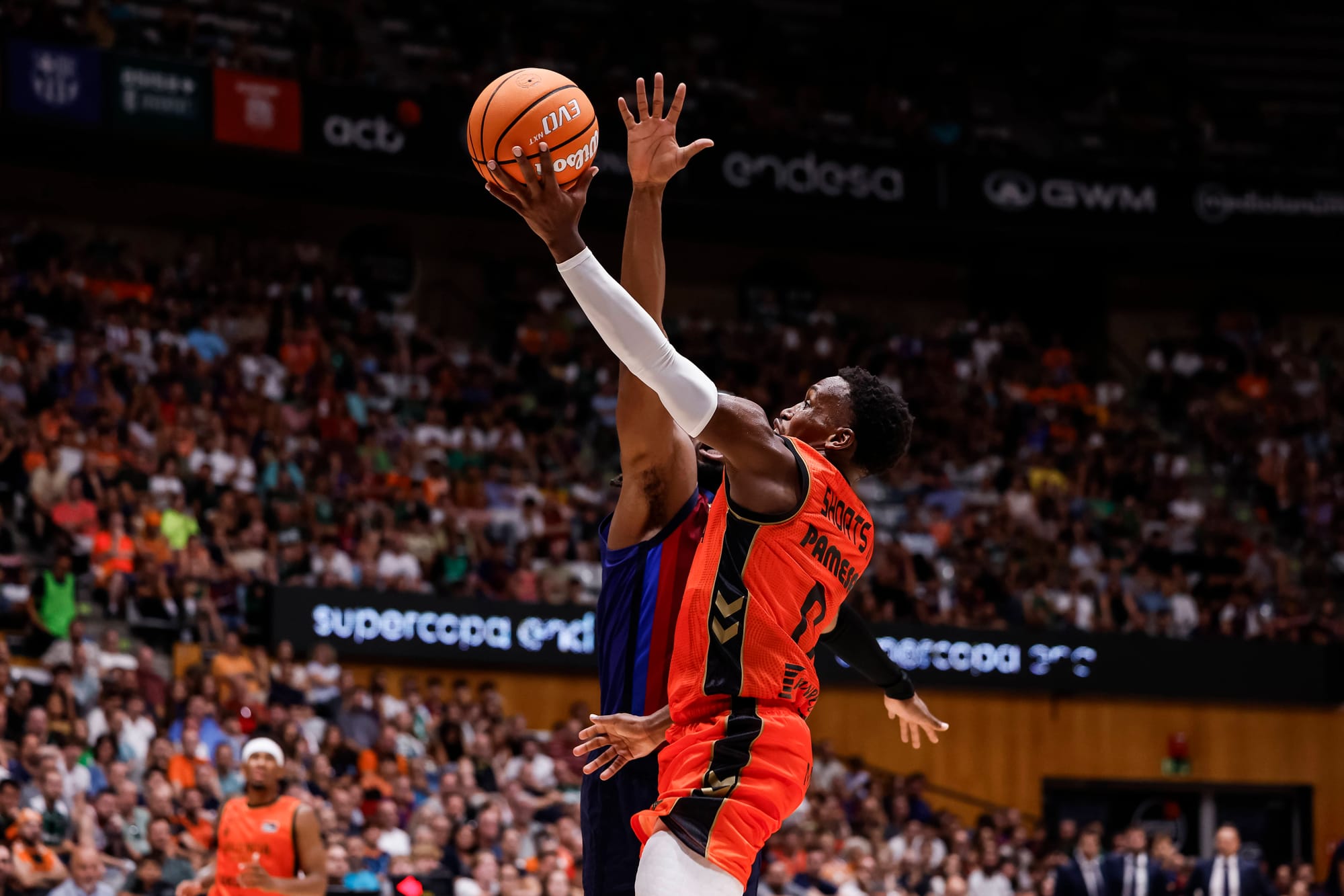 Valencia s TJ Shortsem, Nikolou Mirotićem a Nealem Sakem vyhrála v Beşiktaşi